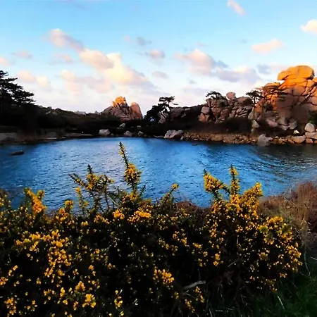 Coeur De Granit Rose, Meuble Alliant Le Charme De L'authentique Breton Et Du Confort, Classe 3 Etoiles, A 5mn De 13 Plages De La Reputee Cote De Granit Rose Трегастель
